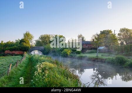 Kanalbrücke, Nebel und Hütte entlang des oxford-Kanals am frühen Morgen. Somerton, Oxfordshire, England Stockfoto