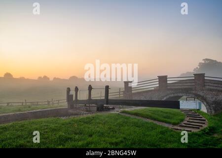 Schließen Sie sich an einem Frühlingsmorgen kurz nach Sonnenaufgang im Nebel auf dem Oxford Kanal ab. Upper Heyford, Oxfordshire, England Stockfoto