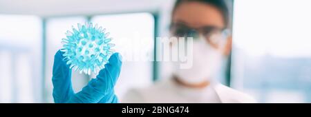 COVID-19 Impfstoff-Forschungsarbeiter Blick auf Coronavirus im Labor auf der Suche nach einer Heilung Banner Panorama Hintergrund . Asiatische Wissenschaftlerin trägt PSA-Handschuhe, Maske und Brille. Stockfoto