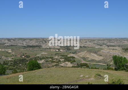 Spätsfrühling in den North Dakota Badlands: Blick nach Norden über die South Unit des Theodore Roosevelt National Park von der Spitze des Buck Hill Stockfoto