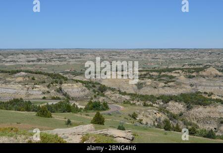 Frühling in den North Dakota Badlands: Blick nach Nordosten über die Access Road in die Theodore Roosevelt National Park South Unit von Buck Hill Stockfoto