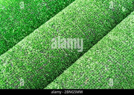 Grüner Kunstrasenroller auf weißem Hintergrund, Kopierbereich