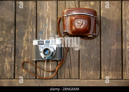 Vintage Filmkamera auf Holz Hintergrund Stockfoto