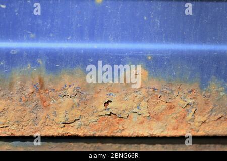 Fragment eines alten verrosteten blauen Autos Nahaufnahme. Abstrakter Hintergrund Stockfoto