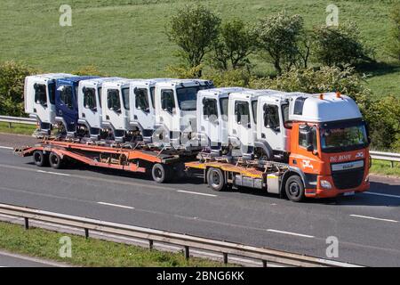 Convoi Exceptionnel LEYLAND Trucks DE Rooy Niederländischer Autotransporter; Spedition Lieferwagen, Sonderanfertigungen Transport oranger LKW, LKW Frachtführer, Übergrößen Ladungen, anormal, Auftragnehmer, Übergrößen Last. DAF LF Traktorkabinen von Holland auf dem Weg nach Leyland. Autotransporter, Autotransporter Träger. Schwerguttransport Lieferwagen, LKW, Transport, Sammlung und Lieferungen, Mehrwagen Nutzfahrzeugträger, LKW, Sonderladung, Lieferung, Transportindustrie, Fracht auf der Autobahn M6. Europäische Verkehrsbetriebe, Manchester, Großbritannien Stockfoto