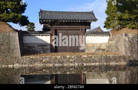 Große Holztore über dem Graben am Eingang zu einem Schloss aus der Edo-Ära in Kyoto, Japan Stockfoto