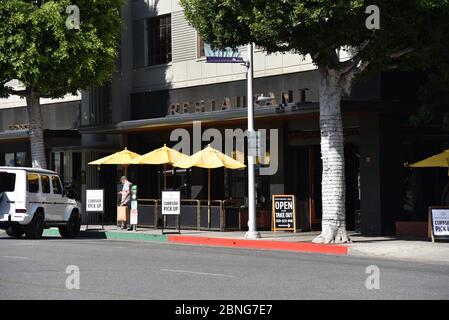 Beverly Hills, CA/USA - 7. Mai 2020: Ein Restaurant mit Bordsteinabholung während der Coronavirus-Quarantäne Stockfoto