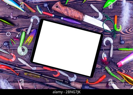 Angelrute, Tackles und Angelköder, Haspel auf Holzbrett Hintergrund mit Tablet-Computer isoliert weißen Bildschirm. Leerraum für Text Stockfoto