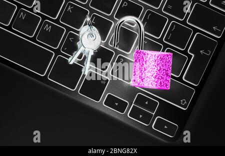 Steuergerät verriegelt sicher vor Viren oder Malware attack. Laptop Computer aus online cyber Kriminalität und Hacking geschützt. Computer Security Konzept mit Stockfoto