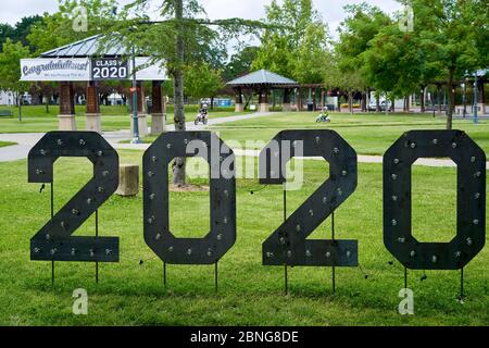 Zeichen der Klasse von 2020 für Windsor High School Absolventen am Pavillon im Town Green Park, in Sonoma County, Kalifornien. Stockfoto