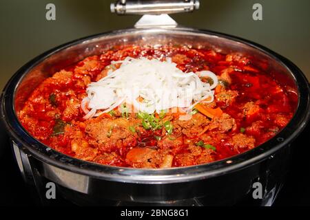 Würziges koreanisches Fleischgericht, Bulgogi, in einer großen Büffetpfanne. Stockfoto