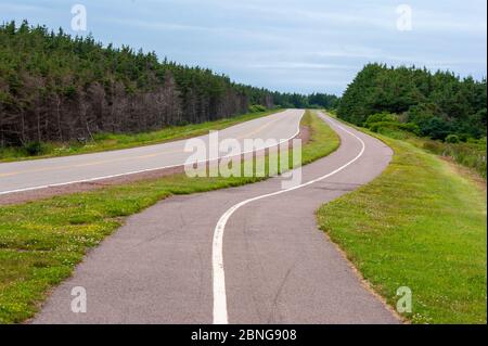 Gulf Shore Parkway – ein Green-Way im Prince Edward Island National Park mit abgetrennter Fahrradstraße, die zum Radfahren bestimmt ist, neben der Straße. Stockfoto