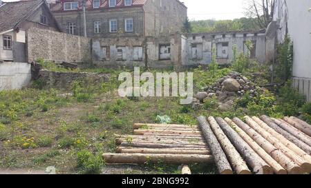 Feld mit etwas Gras bereit für den Neubau Stockfoto