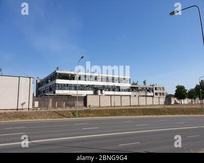 Straße und alte verlassene Fabrikgebäude Stockfoto