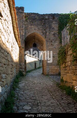 Typisch französische Stadtbild mit alten housest und Straße mit Kopfsteinpflaster in der traditionellen Stadt Beynac-et-Cazenac, Frankreich Stockfoto