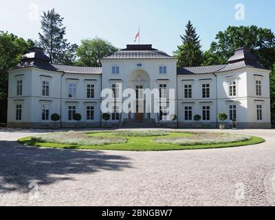 Myslewicki Palast in Bad Park in Warschau europäische Hauptstadt in Masowien Woiwodschaft in Polen, klaren blauen Himmel in 2019 warmen sonnigen Frühlingstag am Mai Stockfoto