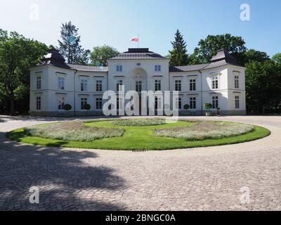 Landschaftlich myslewicki Palast in Bad Park in Warschau europäische Hauptstadt in Masowien Woiwodschaft in Polen, klaren blauen Himmel in 2019 warmen sonnigen Frühlingstag Stockfoto