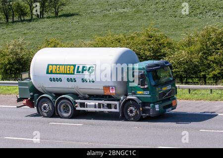 Premier LPG Tanker; Transportfahrzeuge, Lastwagen, Transport, LKW, Frachtführer, Volvo-Fahrzeug, europäischer kommerzieller Transport, Industrie, M61 in Manchester, Großbritannien Stockfoto