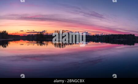 Malerische Seenlandschaft mit Ruhe Stimmung, Sonnenuntergang und schöne Reflexionen am Frühlingsabend in Finnland Stockfoto