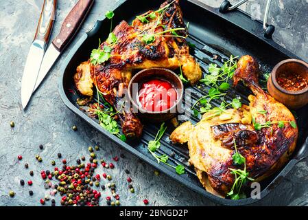 Appetitlich Huhn in einer Grillpfanne gekocht.Beliebte Fleischgerichte Stockfoto