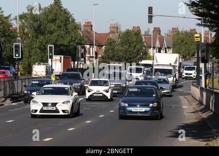 Der Verkehr, der auf der A4 nach London kommt, nähert sich dem Kreisverkehr Hogarth, nachdem Maßnahmen eingeleitet wurden, um das Land aus der Sperrung zu bringen. Stockfoto