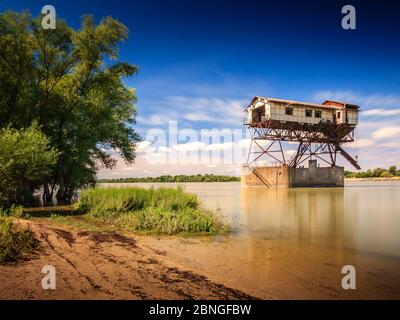 Verlassene Kohlelader in der Donau in der Nähe von Esztergom Stadt, Ungarn Stockfoto