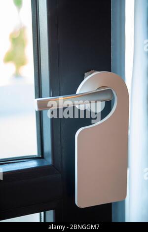 Papierschild hängt an einem Türgriff Stockfoto