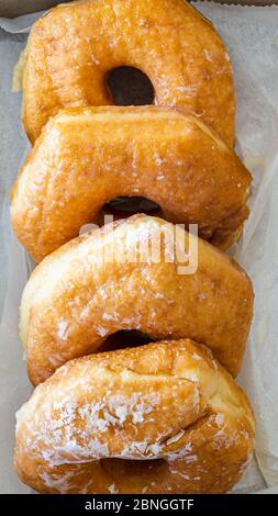 Draufsicht auf eine Reihe frisch gebackener Donuts Stockfoto