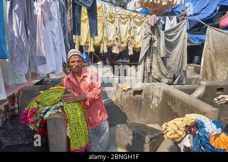 Einer der wenigen muslimischen Waschmänner in Mahalaxmi Dhobi Ghat, einer Open-Air-Wäscherei, in Mumbai, Indien Stockfoto