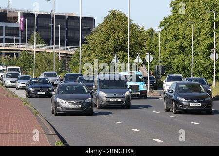 Der Verkehr, der nach der Einführung von Maßnahmen, um das Land aus der Sperre zu bringen, auf der A4 in der Nähe des Hogarth-Kreisel nach London einkommt. Stockfoto