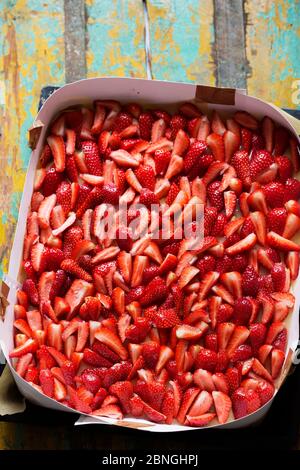 Zubereitung von Zitronenkuchen mit Erdbeeren Stockfoto