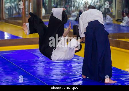 Zwei kaukasische Männer üben Aikido Stockfoto