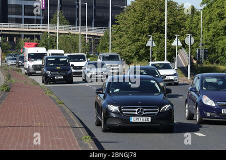 Der Verkehr, der nach der Einführung von Maßnahmen, um das Land aus der Sperre zu bringen, auf der A4 in der Nähe des Hogarth-Kreisel nach London einkommt. Stockfoto