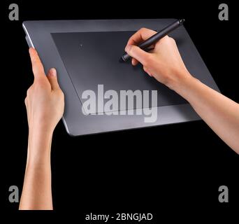 Hand hält digitalen Grafikstift und Zeichnung Grafik-Tablet isoliert auf schwarz Stockfoto