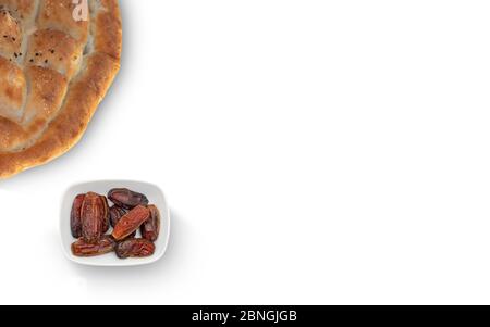 Ramadan Pita (Ramazan Pidesi) Abgetrennte Datumsangaben auf weißem Hintergrund Stockfoto