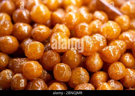 Traditioneller türkischer Lokma Süß (gebratene süße Teig) Stockfoto