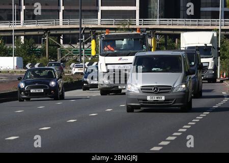 Der Verkehr, der nach der Einführung von Maßnahmen, um das Land aus der Sperre zu bringen, auf der A4 in der Nähe des Hogarth-Kreisel nach London einkommt. Stockfoto