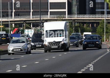 Der Verkehr, der nach der Einführung von Maßnahmen, um das Land aus der Sperre zu bringen, auf der A4 in der Nähe des Hogarth-Kreisel nach London einkommt. Stockfoto