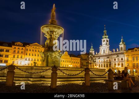 2019-07-29 - Ceske budejovice Stadt, Tschechische republik - Namesti Premysla Otakara II. Samson Statue mit Rathaus in der Nacht Stockfoto