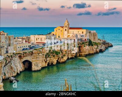 Panoramablick auf die kleine Stadt Vieste im Sommer in Apulien Süden Italiens Stadtbild von Vieste Küstenstadt in Gargano Nationalpark, Italien, Europa Stockfoto