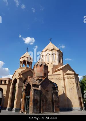 Low-Angle-Aufnahme der Kirche der Heiligen Mutter Gottes Katoghike gegen den blauen Himmel in Jerewan, Armenien Stockfoto