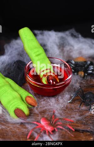 Hexen Fingerkuchen aus Mürbeteig mit Mandelfingernagel. Ideal für eine Fröhliche Halloween-Party Stockfoto