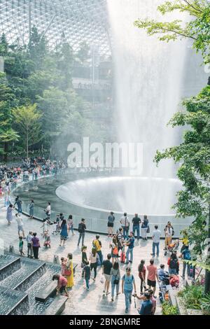 SINGAPUR - Juni 2019 : der höchste Indoor-Wasserfall der Welt in der Entwicklung des Jewel Changi Airport am Changi Airport in Singapur Stockfoto