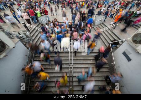 Die Leute, die auf dem Stadtplatz herumlaufen, haben einen Blick von oben Stockfoto