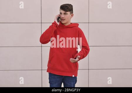 Porträt von Smiley Teenager. Dressing in einem roten Hemd Stockfoto