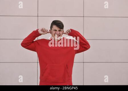 Porträt von Smiley Teenager. Dressing in einem roten Hemd Stockfoto