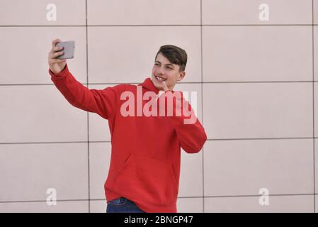 Porträt von Smiley Teenager. Dressing in einem roten Hemd Stockfoto