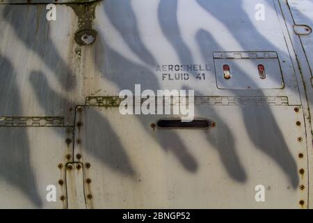 Textur des alten Düsenflugzeugs mit Tigertarnung und Aeroshell Flüssigkeitsreservoir Stockfoto