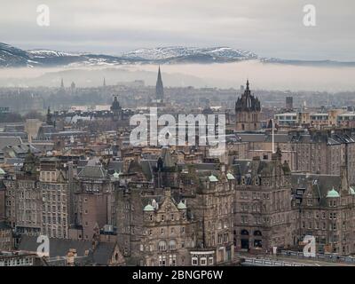 Wunderschöne Stadtlandschaft von Edinburgh im Hintergrund Stockfoto