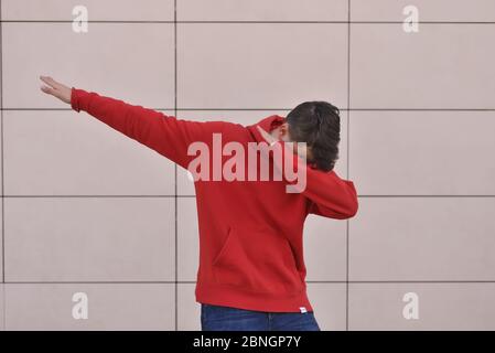 Porträt von Smiley Teenager. Dressing in einem roten Hemd Stockfoto